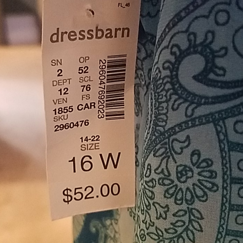 Flattering women's dress (NWT) - Picture 4 of 5